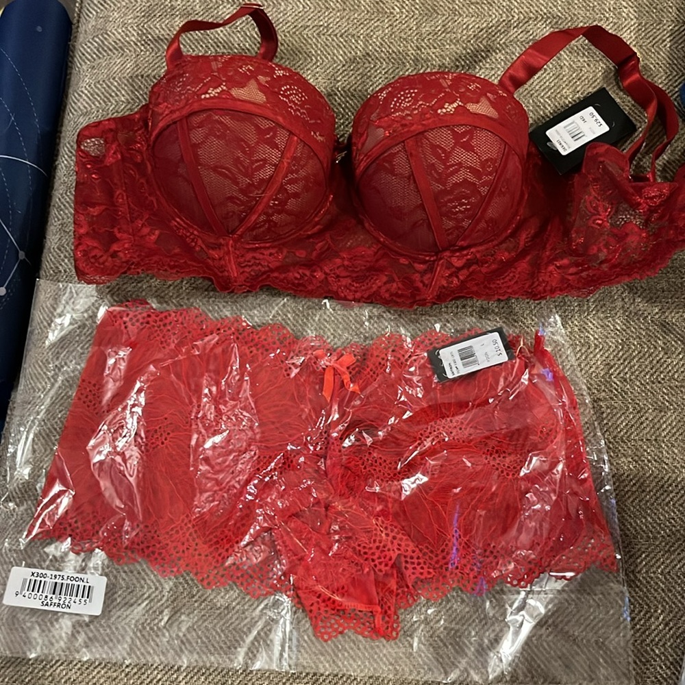 New Frederick’s of Hollywood Bra and panties. Size 36D. Adjustable straps.